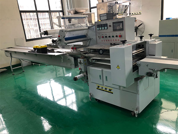 食品全自動(dòng)包裝機械設備機展示
